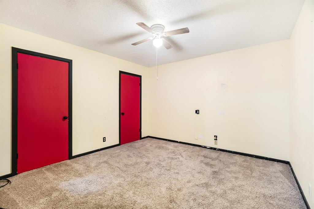 970 Mansfield Road Reno, TX 75462 - Photo 10 of 20 an empty room with closet and a ceiling fan