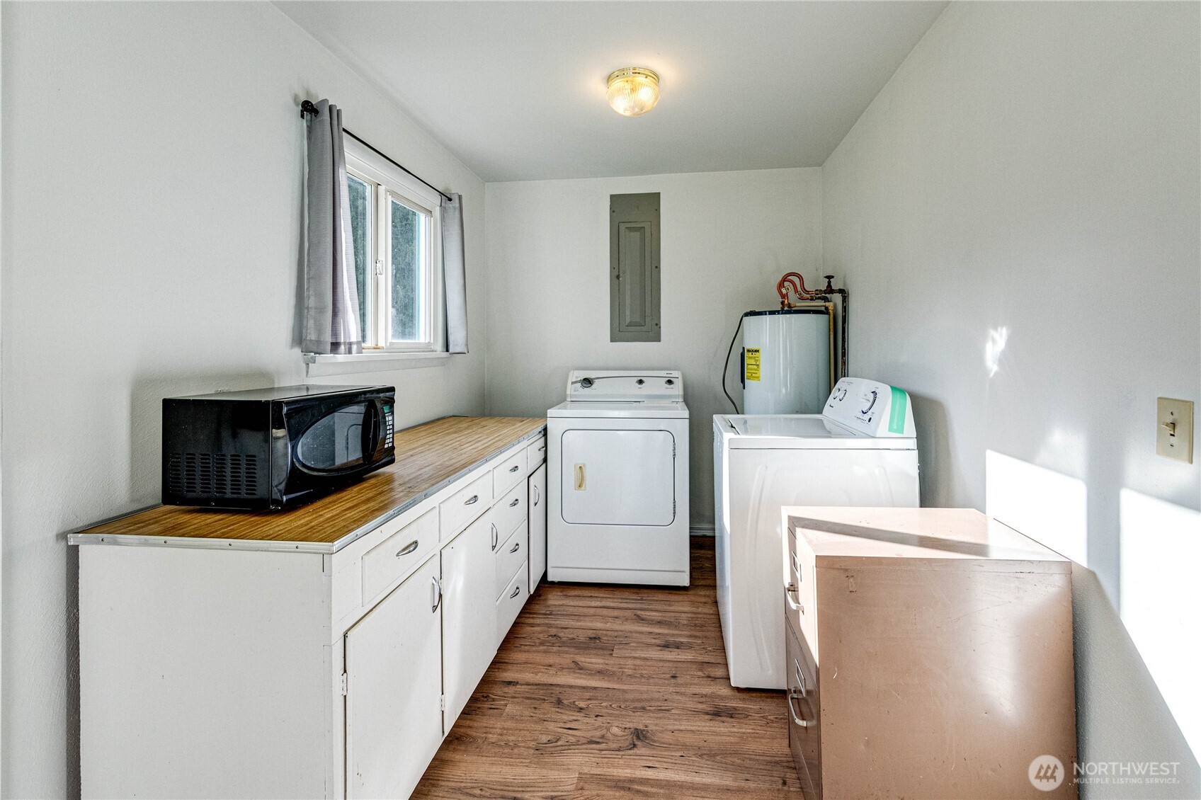 1520 Scrivner Road Port Angeles, WA 98362 - Photo 14 of 40 a utility room with dryer and washer