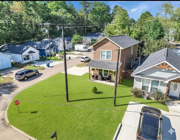 a view of a house with backyard