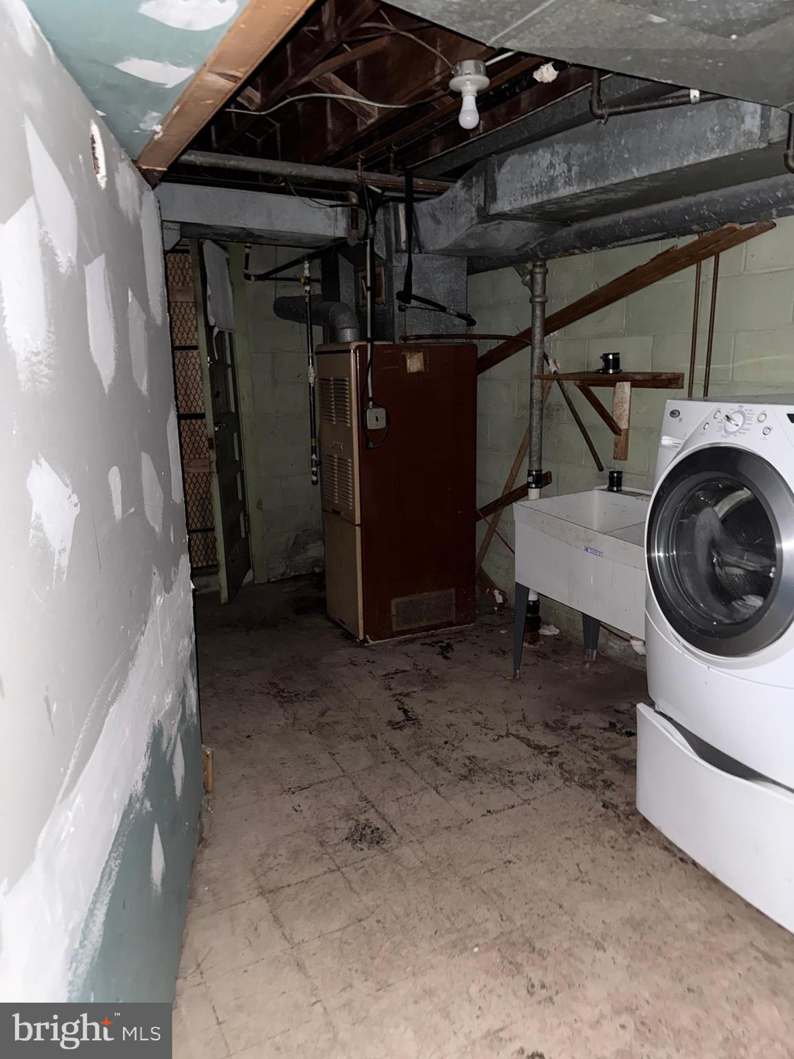 3901 Mortimer Avenue Baltimore, MD 21215 - Photo 19 of 21 a utility room with dryer and washer