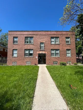 $1,400 | 9032 South Dauphin Avenue, Unit 2N, Chicago, IL 60619
