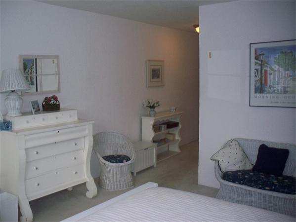 27 Cobblestone Lane, Unit 27 Worcester, MA 01606 - Photo 12 of 24 a living room with furniture