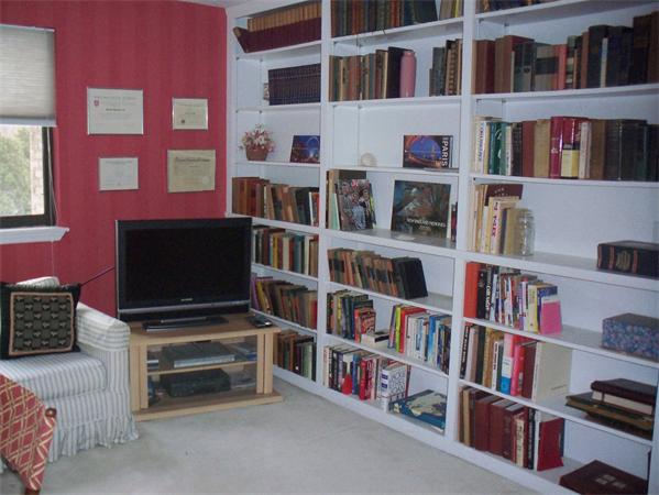 27 Cobblestone Lane, Unit 27 Worcester, MA 01606 - Photo 14 of 24 a living room with a book shelf and a book shelf