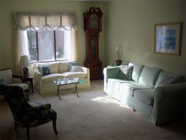 27 Cobblestone Lane, Unit 27 Worcester, MA 01606 - Photo 2 of 24 a living room with furniture and wooden floor