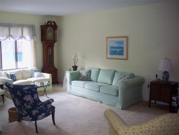 27 Cobblestone Lane, Unit 27 Worcester, MA 01606 - Photo 4 of 24 a living room with furniture and a window