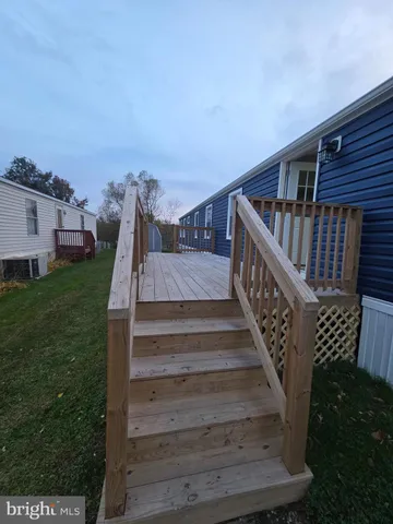a view of entryway with yard