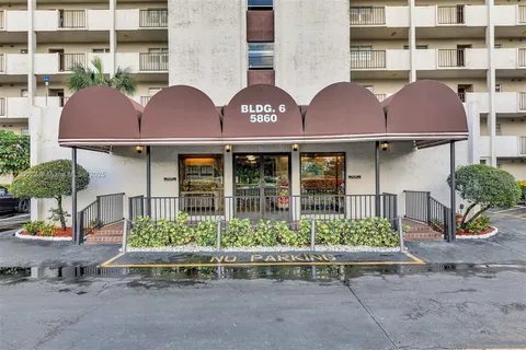 a view of a tennis court