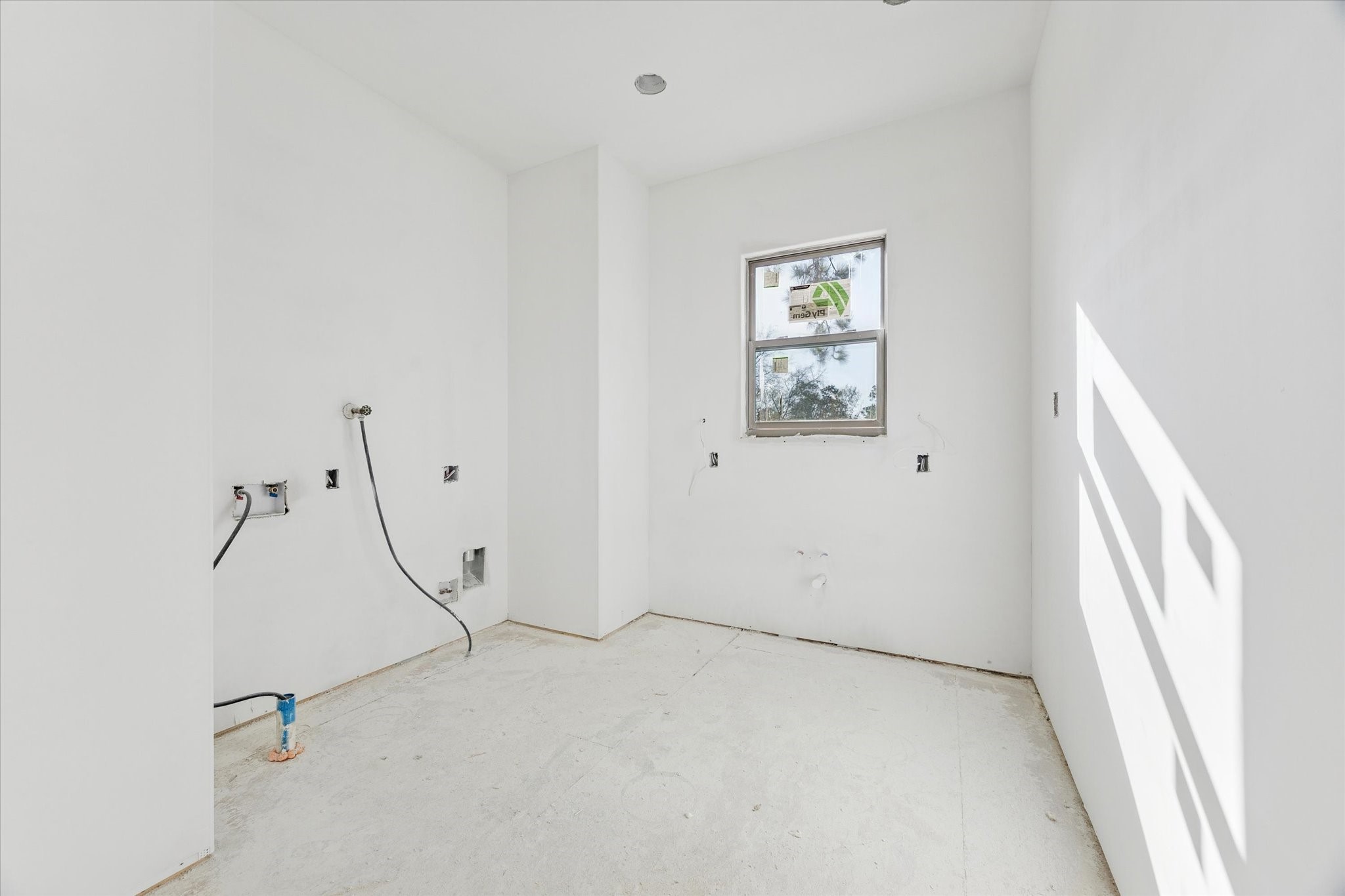 515 West 33rd Street Houston, TX 77018 - Photo 25 of 30 a view of a room with rack on the wall