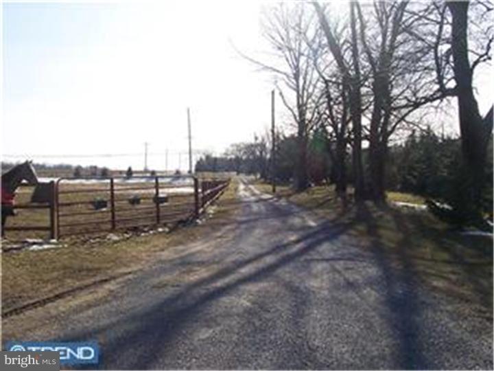 354 Whig Lane Road Pilesgrove, NJ 08098 - Photo 7 of 11 Driveway