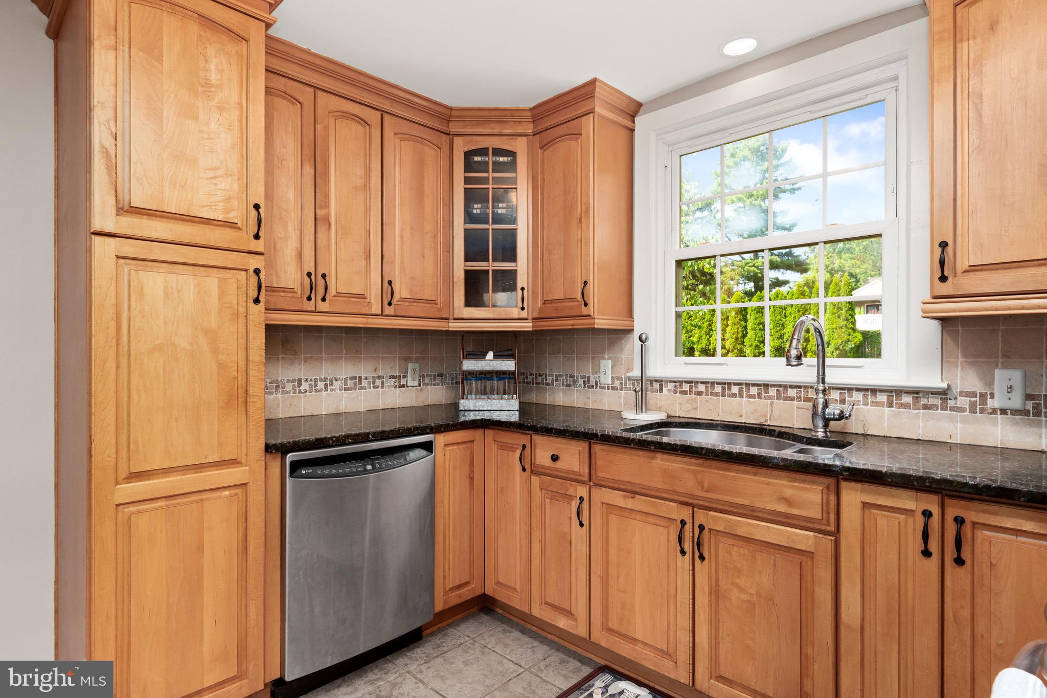 112 Roxboro Road Trenton, NJ 08648 - Photo 16 of 36