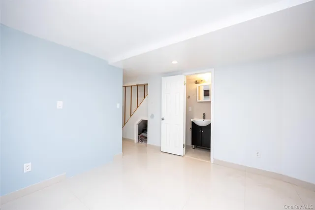 a view of entryway with furniture