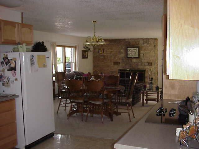 381 Henderson Road Wapato, WA 98951 - Photo 3 of 9 a view of a dining room with furniture