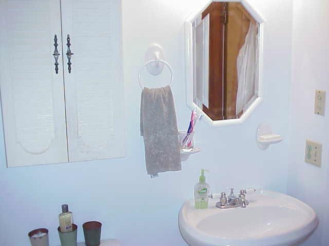 381 Henderson Road Wapato, WA 98951 - Photo 8 of 9 a bathroom with a sink and mirror