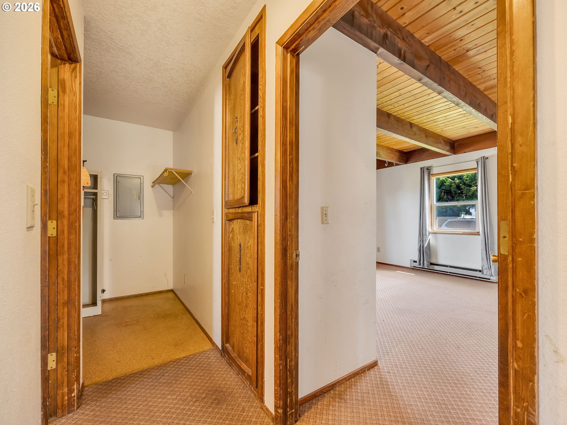 830 2nd Avenue Seaside, OR 97138 - Photo 15 of 38 Hallway