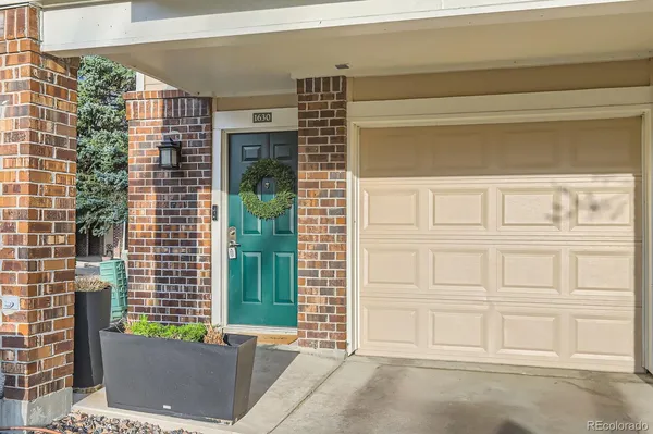 a view of entryway with a door