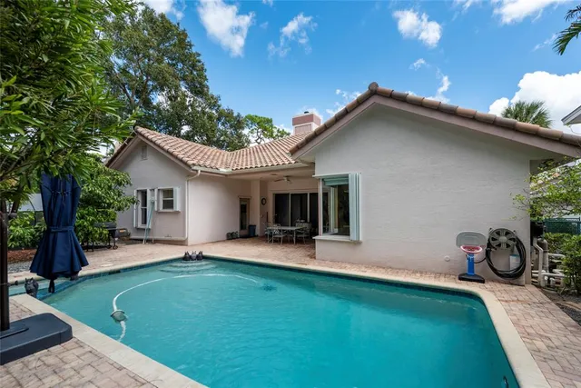 a view of a backyard