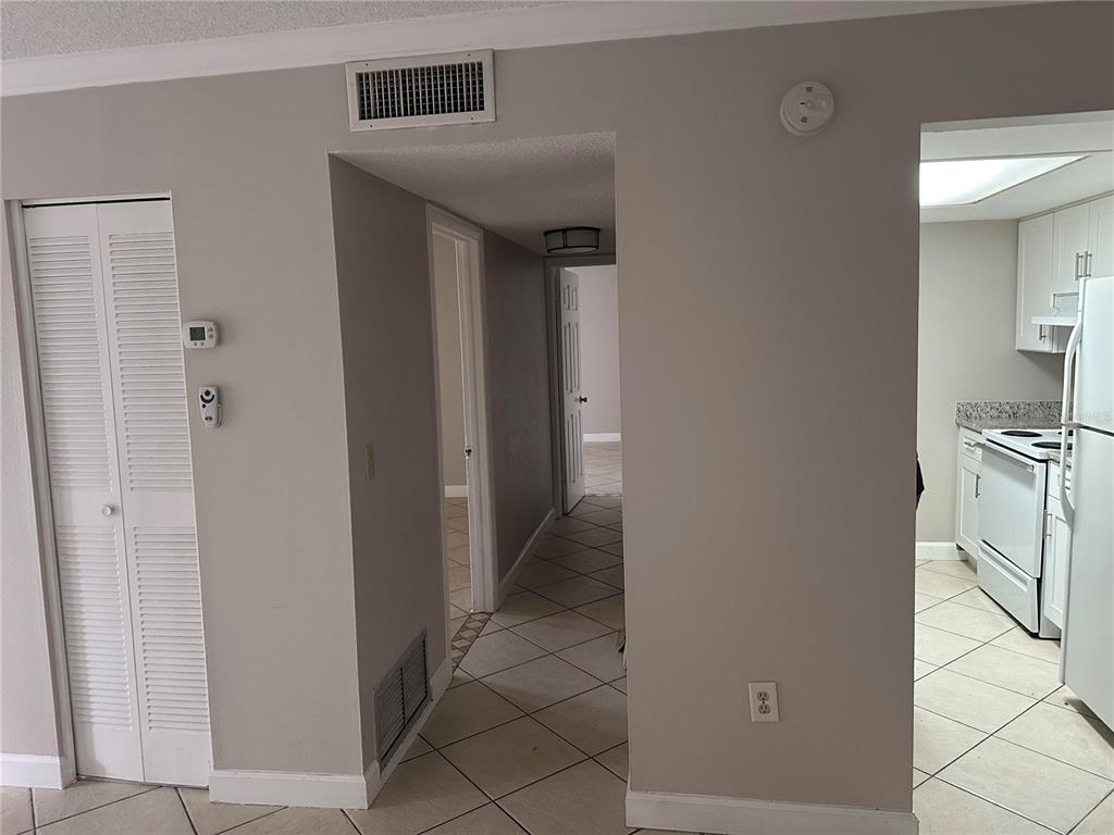 904 Lake Destiny Road, Unit G Altamonte Springs, FL 32714 - Photo 3 of 22 a view of a hallway