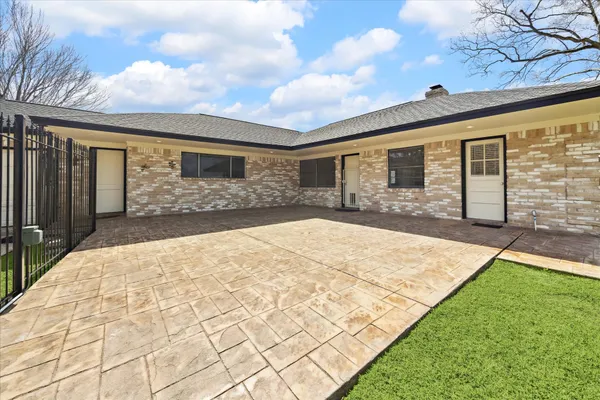 $3,000 | 4530 T C Jester Boulevard, Houston, TX 77018