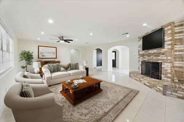 $3,000 | 4530 T C Jester Boulevard, Houston, TX 77018