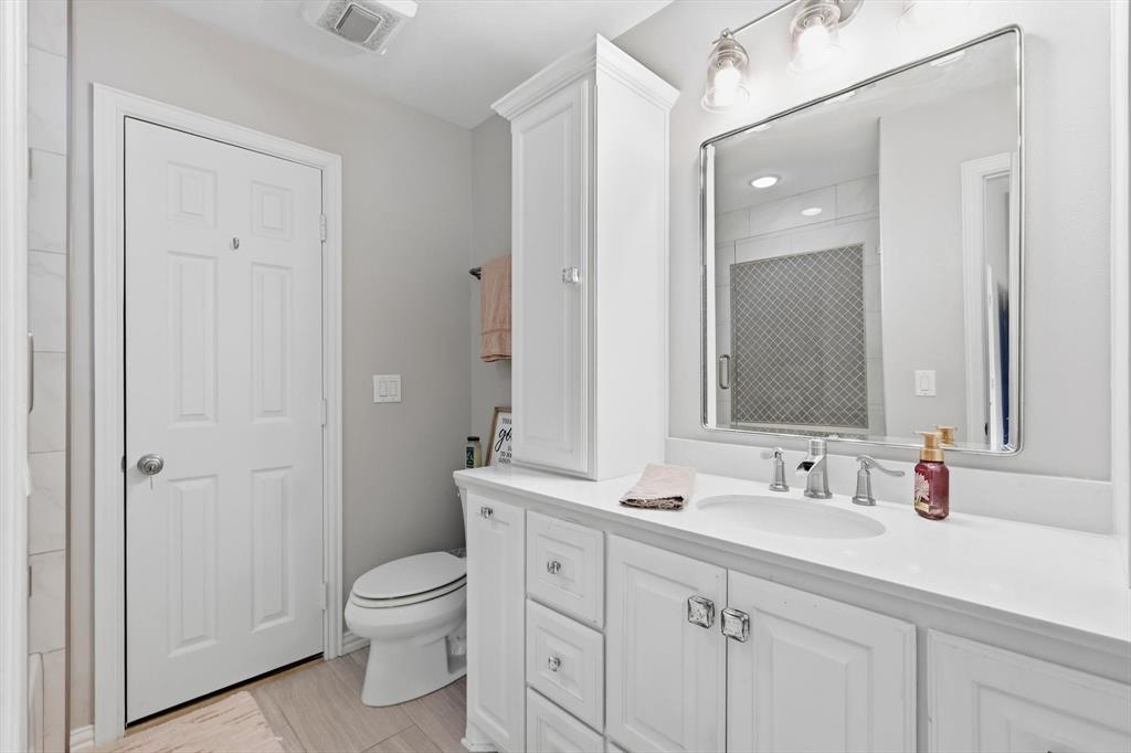 462 Copperstone Trail Coppell, TX 75019 - Photo 18 of 38 a bathroom with a toilet a sink a mirror a and vanity