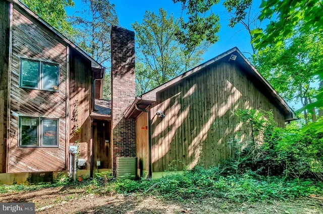 a view of a house with a yard and garage