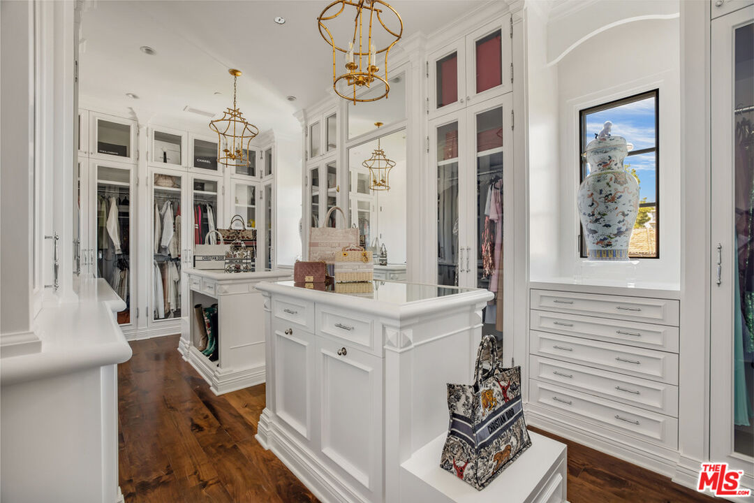 1940 Bel Air Road Los Angeles, CA 90077 - Photo 13 of 25 a spacious bathroom with a sink mirror and vanity