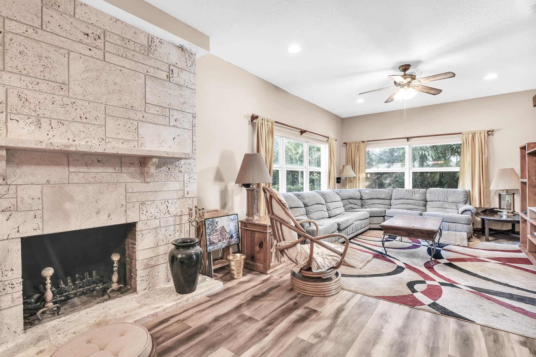916 Roberts Road Delray Beach, FL 33483 - Photo 4 of 27 Living Room