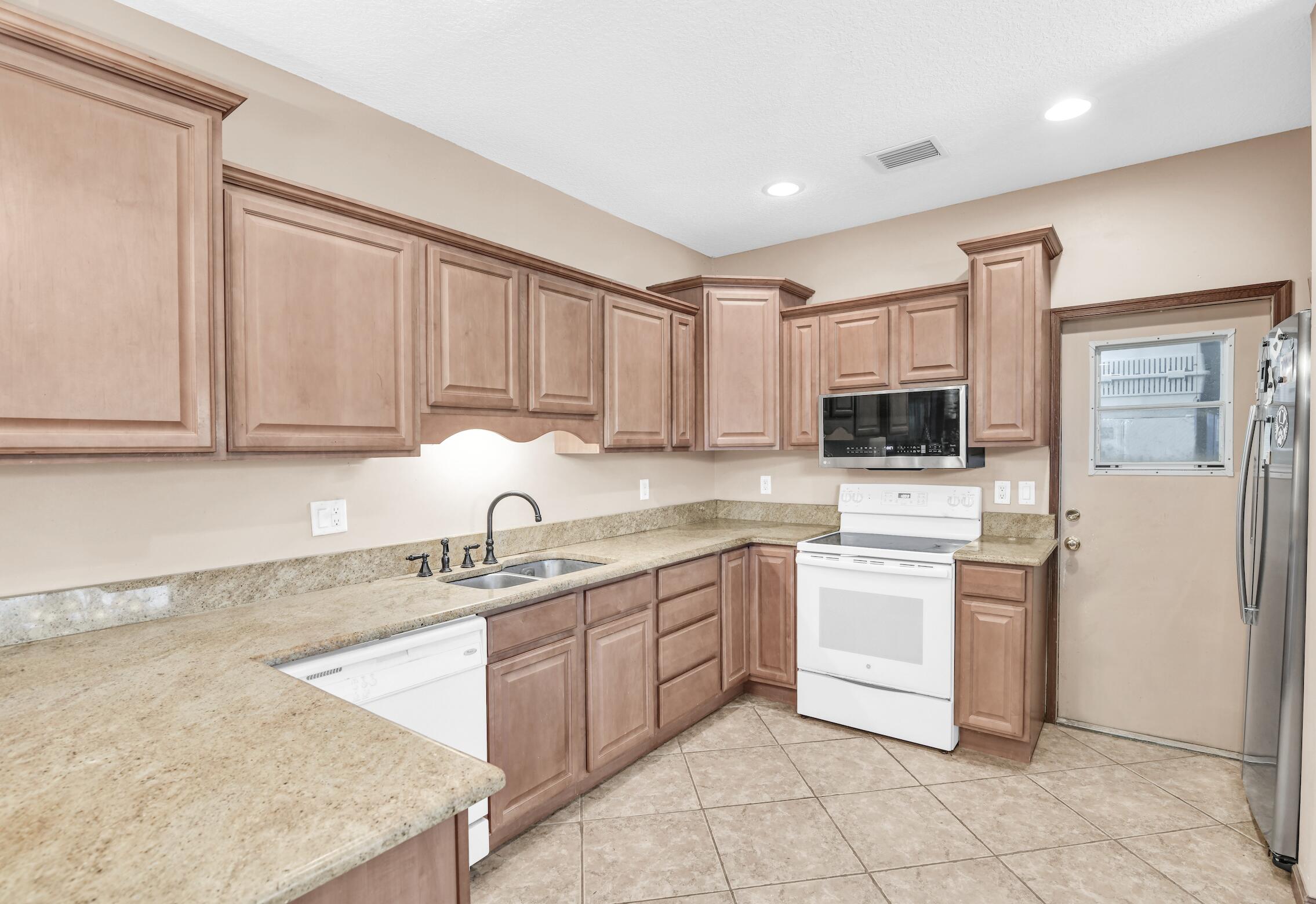 916 Roberts Road Delray Beach, FL 33483 - Photo 6 of 27 Kitchen Appliances