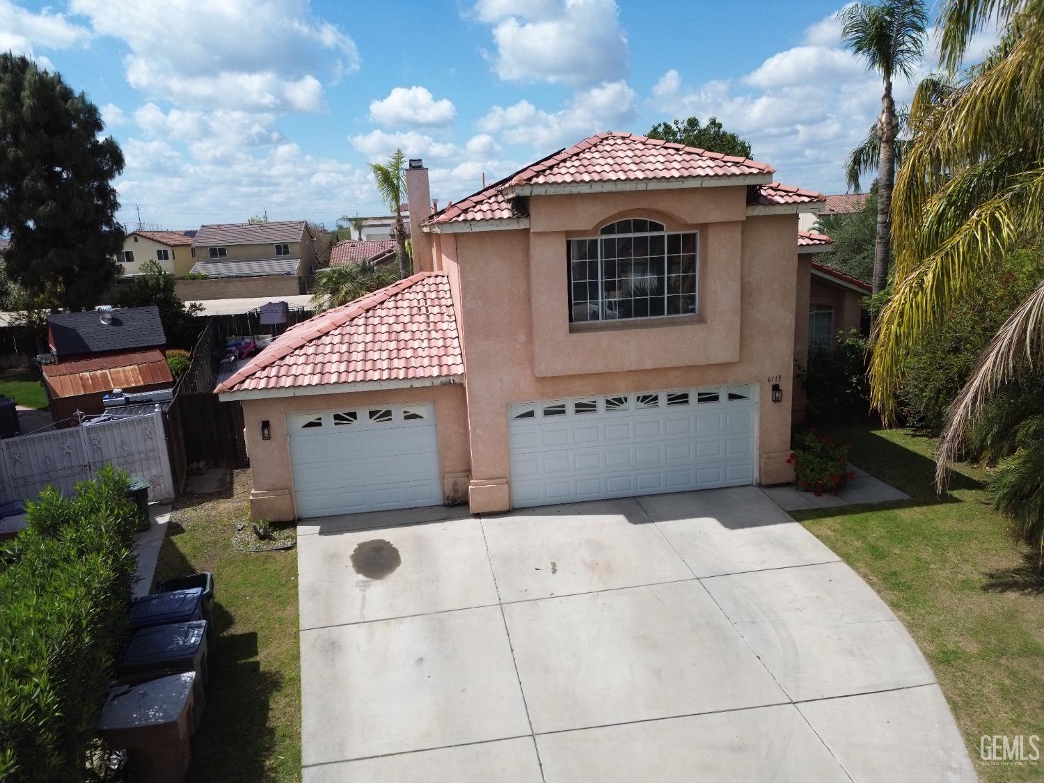 a view of a house with backyard