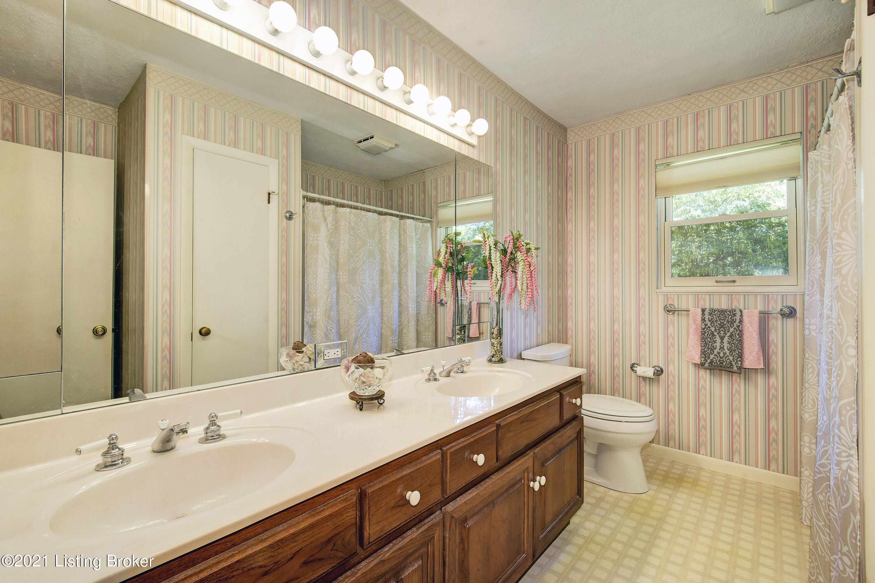 211 Woodcleft Road Louisville, KY 40222 - Photo 22 of 47 Bath off 2 bedrooms