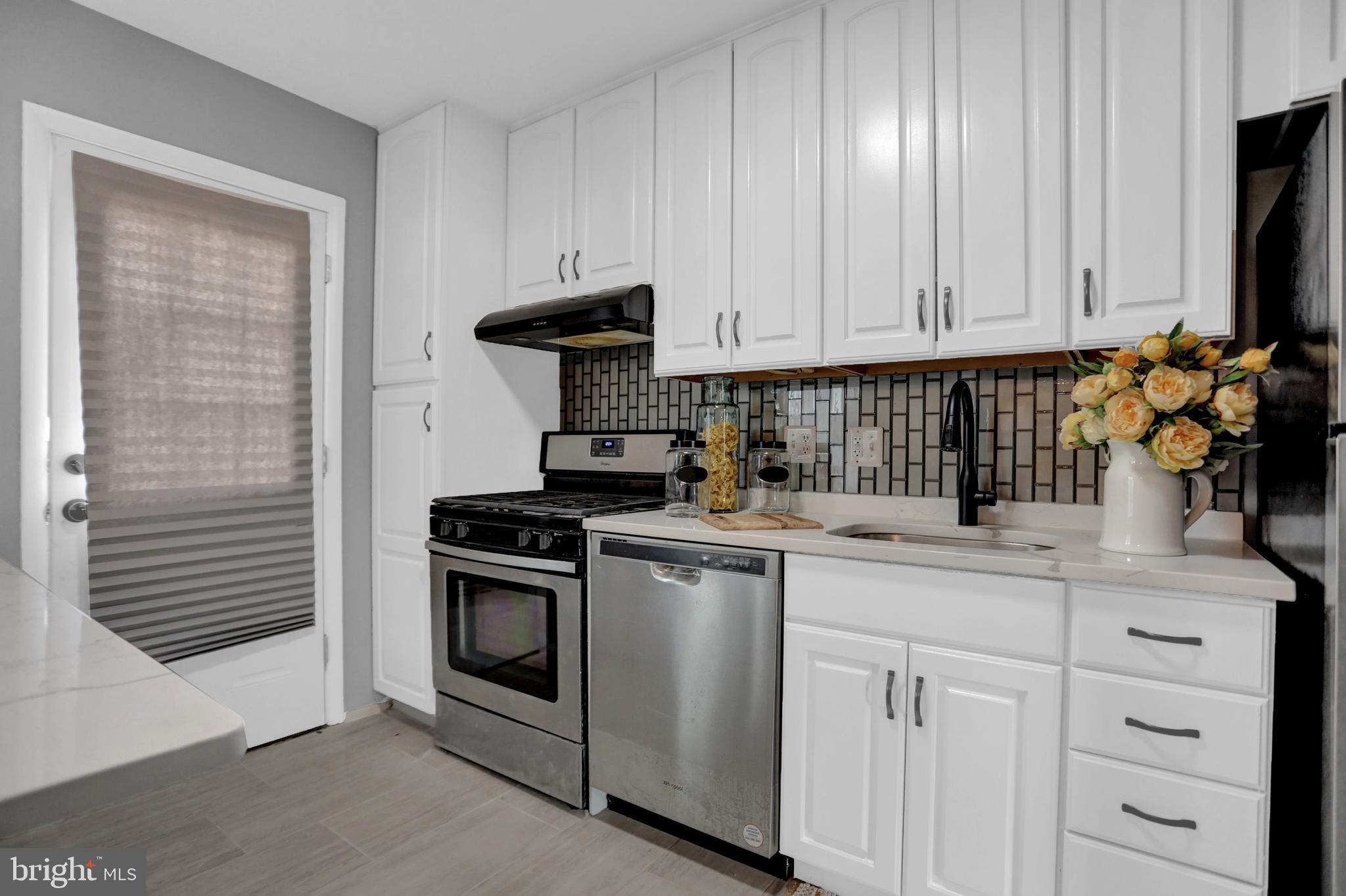 4202 Labyrinth Road Baltimore, MD 21215 - Photo 10 of 25 Smoked Backsplash