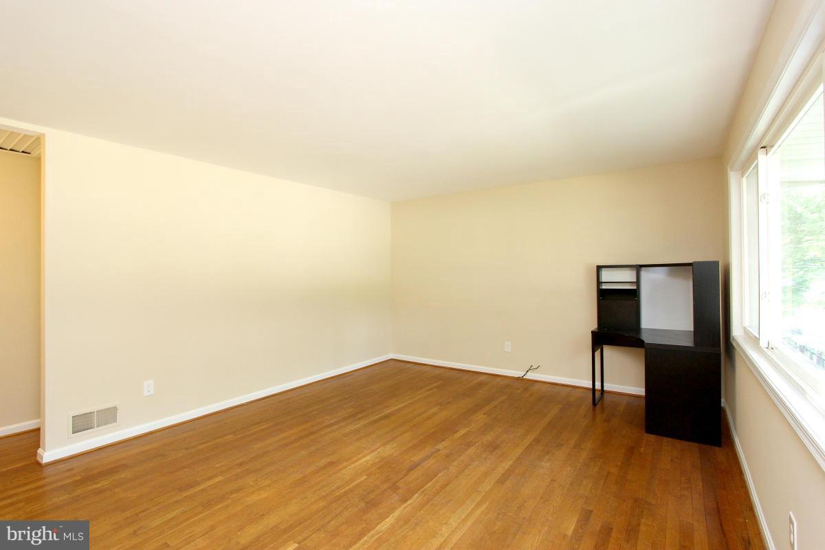 11410 Sherrie Lane Silver Spring, MD 20902 - Photo 14 of 30 Living Room
