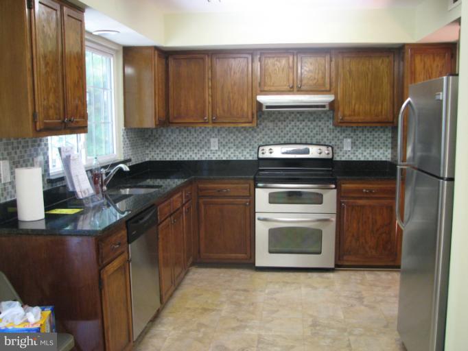 2212 Wimbledon Circle Silver Spring, MD 20906 - Photo 7 of 16 Kitchen