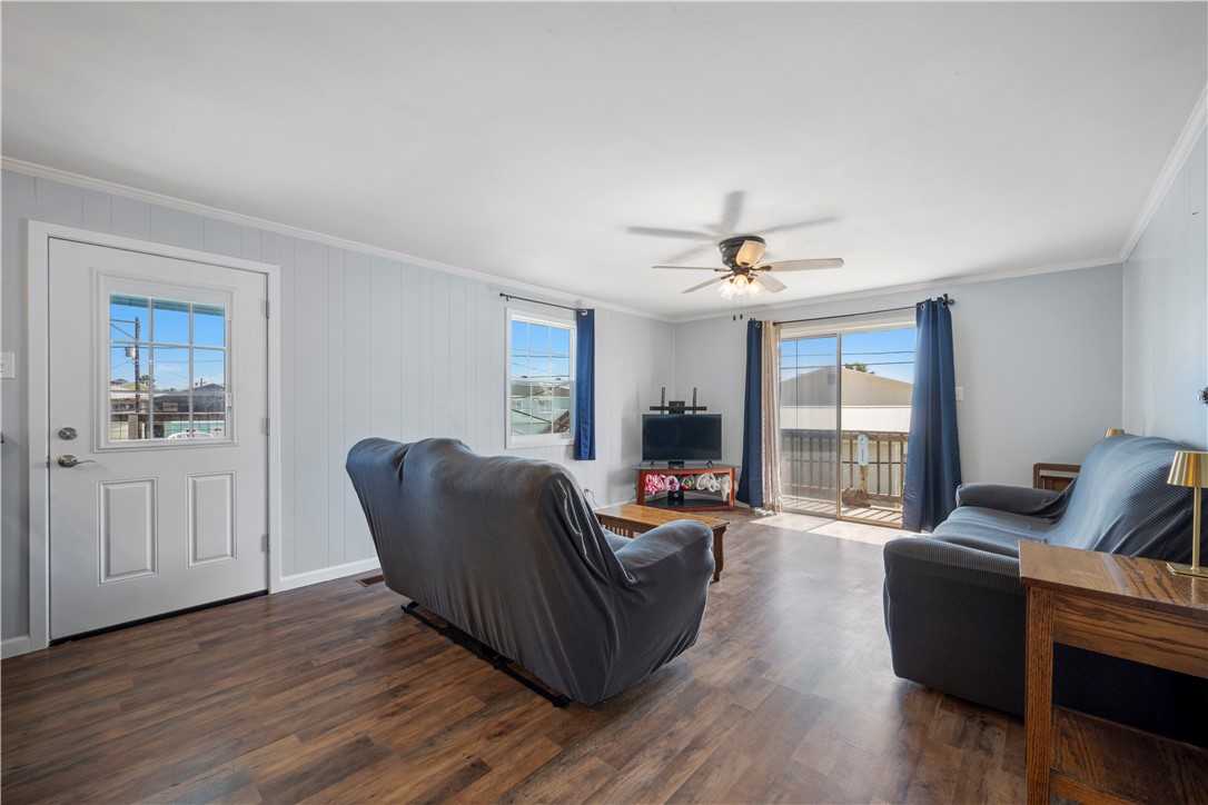 622 South Sandpiper Ingleside, TX 78362 - Photo 27 of 38 a living room with furniture and a large window