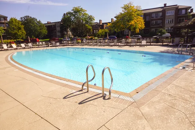 $650,000 | 1 Oak Brook Club Drive, Unit B301, Oak Brook, IL 60523