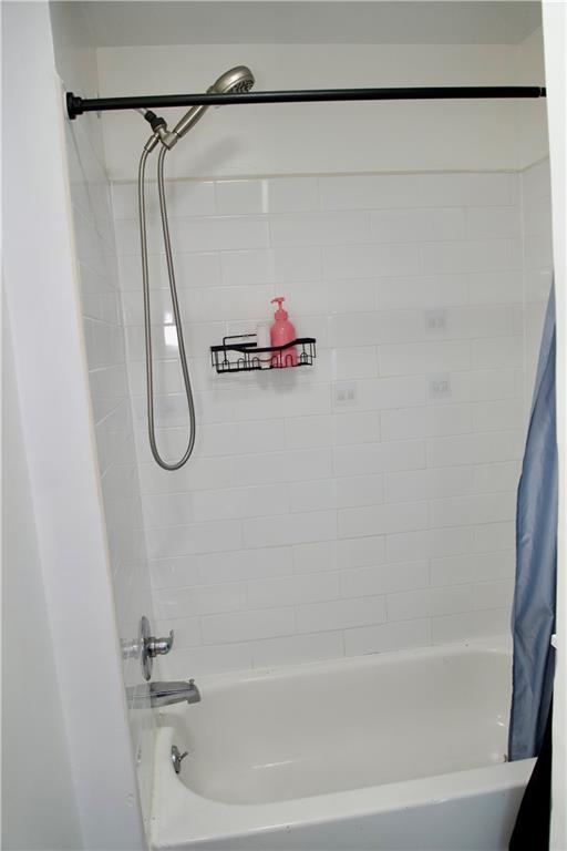 43 Linden Street Brooklyn, NY 11221 - Photo 18 of 24 2nd floor bathroom