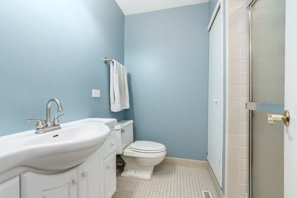 1570 Burning Trail Wheaton, IL 60189 - Photo 22 of 30 a bathroom with a sink toilet and a mirror