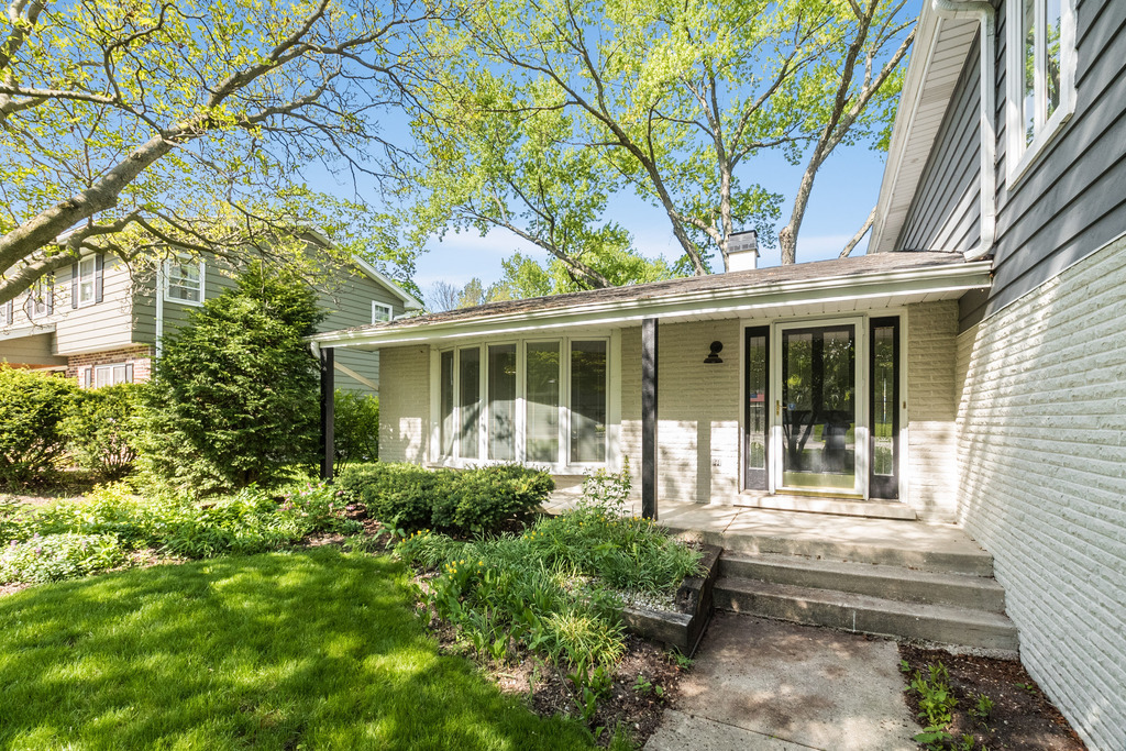 1570 Burning Trail Wheaton, IL 60189 - Photo 3 of 30 front view of a house with a small yard