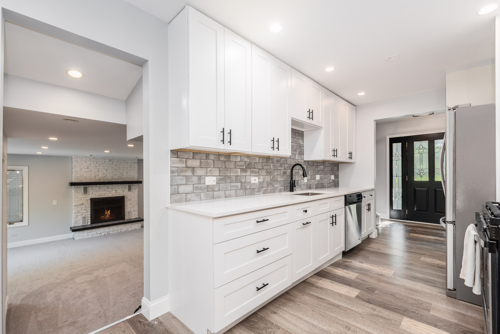 1570 Burning Trail Wheaton, IL 60189 - Photo 4 of 30 a large kitchen with cabinets