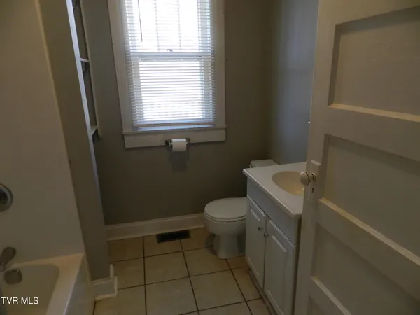 $389,000 | 200-202 Main Street West, Mount Carmel, TN 37645