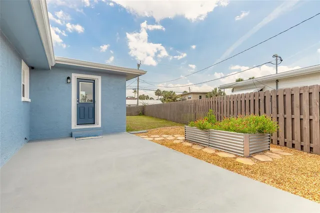 a view of a backyard