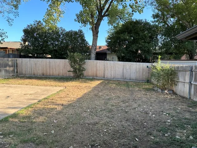 a view of a backyard