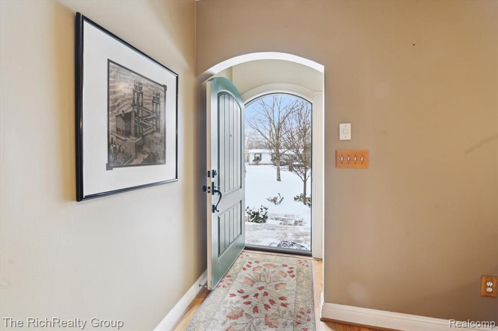 22496 Springbrook Avenue Farmington Hills, MI 48336 - Photo 5 of 33