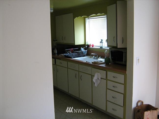 19215 98th Avenue South Renton, WA 98055 - Photo 21 of 23 a bathroom with a sink and a mirror
