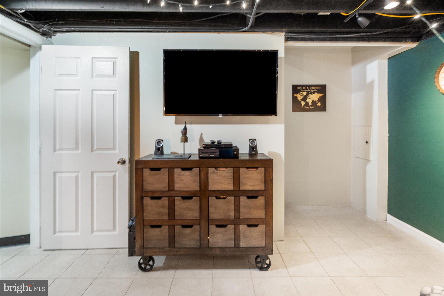 625 Queensgate Road Baltimore, MD 21229 - Photo 29 of 39 Family Room