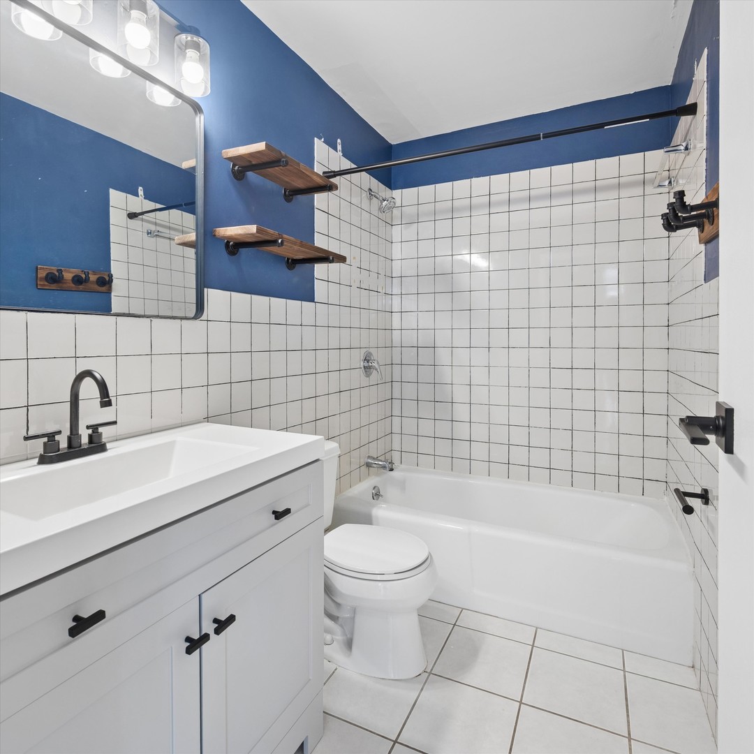 6171 North Sheridan Road, Unit 2104 Chicago, IL 60660 - Photo 13 of 18 a bathroom with a sink a toilet and shower