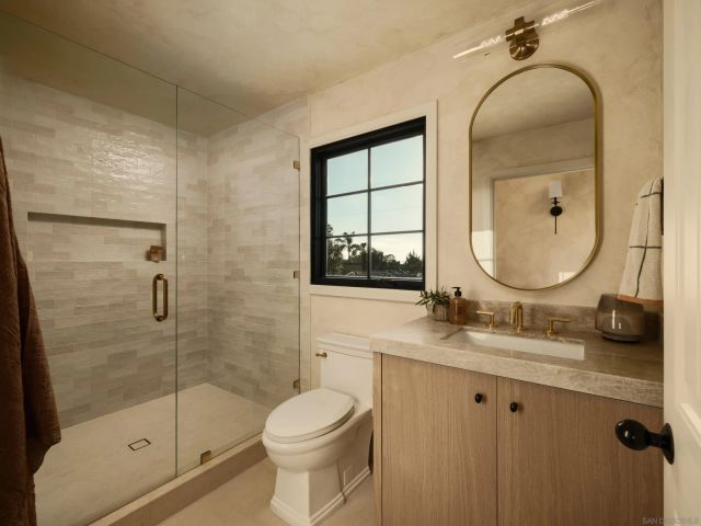 a view of a livingroom with closet