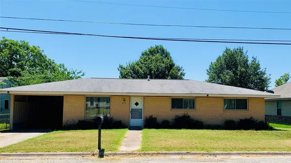 $1,450 | 903 North Lamb Street, Bowie, TX 76230