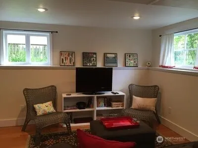 $1,650 | 342 16th Avenue East, Seattle, WA 98112