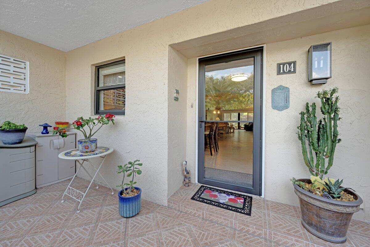 300 North Hwy A1A, Unit 104O Jupiter, FL 33477 - Photo 3 of 25 a dining room with furniture and a potted plant